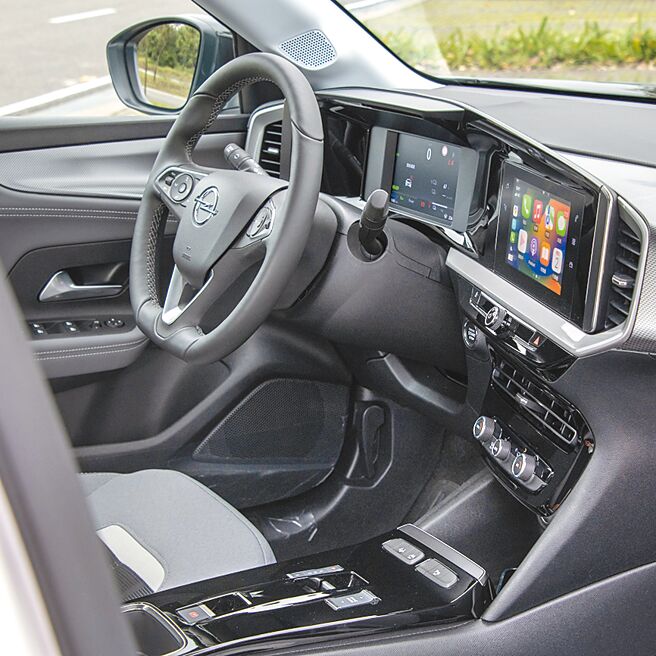 仪表为驾驶者导向设计。（陈大任摄）