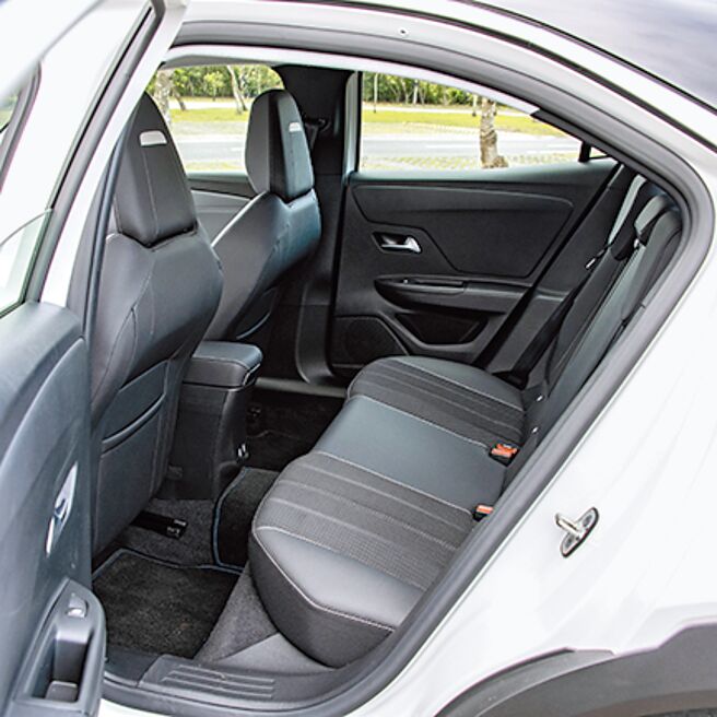 后座空间设计简约。（陈大任摄）