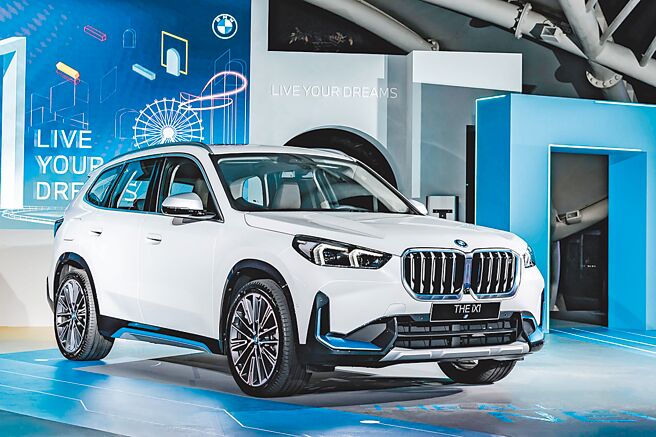 BMW iX1 xDrive30 xLine汎德上月发表BMW iX1纯电运动休旅车，外观以BMW i专属蓝色饰条分别镶嵌于水箱护罩、进气坝、侧裙及后保杆两侧，营造出电能的热血风采。（汎德提供）