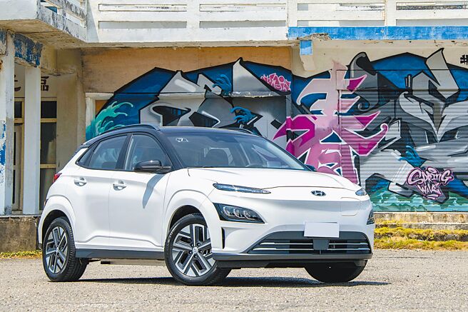 Hyundai KONA ElectricKONA Electric是Hyundai进电动车市的战略型车款，以都会小型休旅的定位，成功获得世界各地消费者青睐，目前提供EV300与EV500两款不同电池容量车款。（陈大任摄）