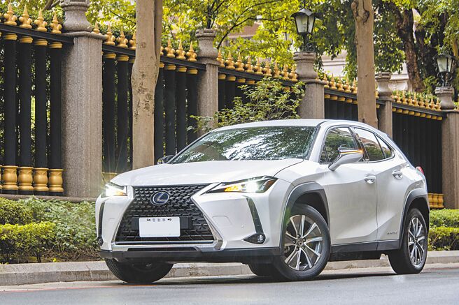 LEXUS UX 300e豪华版和泰汽车于2021年发表上市，为国内进口豪华品牌首款小型纯电运动休旅车，外观有着家族设计语汇、内装豪华舒适，目前为单一车款，採接单引进。（陈大任摄）