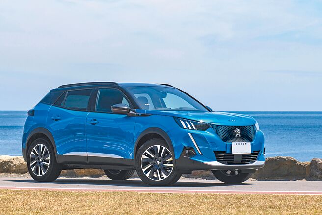 PEUGEOT e-2008 GT PACK车身外观延续PEUGEOT 2008前卫创新大胆的风格，车身同色放射状水箱护罩最为抢眼，并配有e铭牌式样、C柱横向条纹拉花装饰等专属识别。（陈大任摄）