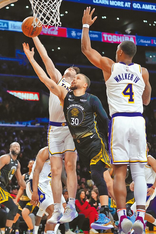 柯瑞（中）的上篮遭到身后的里夫斯赏了火锅。（美联社）