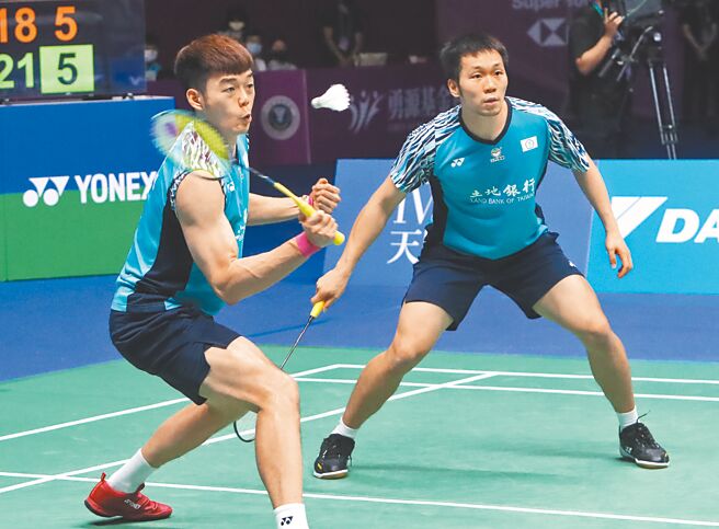 李洋（右）本周德国羽球公开赛暂跟王齐麟「分手」。（本报资料照片）