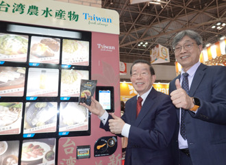 台灣味自販機日本首度亮相 謝長廷投幣買蕃薯