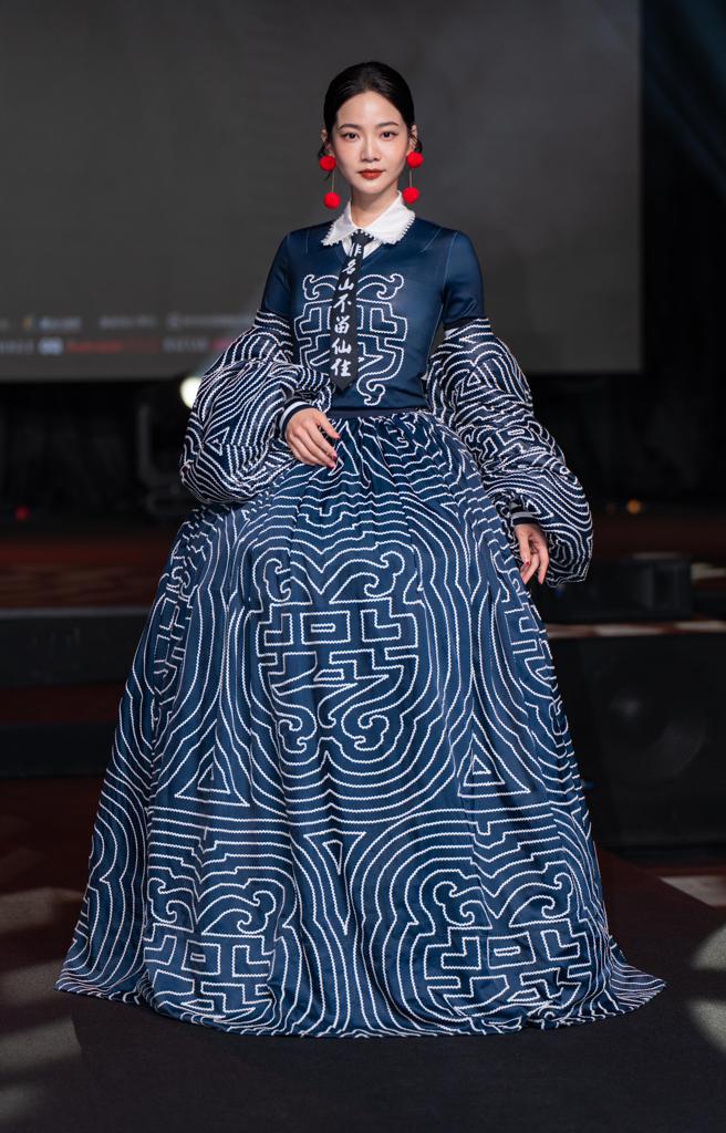 曾之乔身穿Just In XX 与国宝艺师庄武男跨界合作的礼服出席2023秋冬臺北时装周展前记者会。（吴松翰摄）