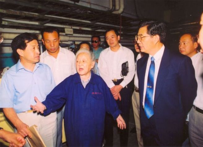 前中共总书记胡锦涛视察北京正负电子对撞机，何泽慧陪同参观。（图／新浪网）