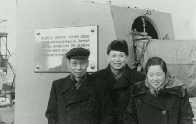 何泽慧（右）、钱三强（中）与友人一起参观苏联军舰合影。（图／中国科学院 ）