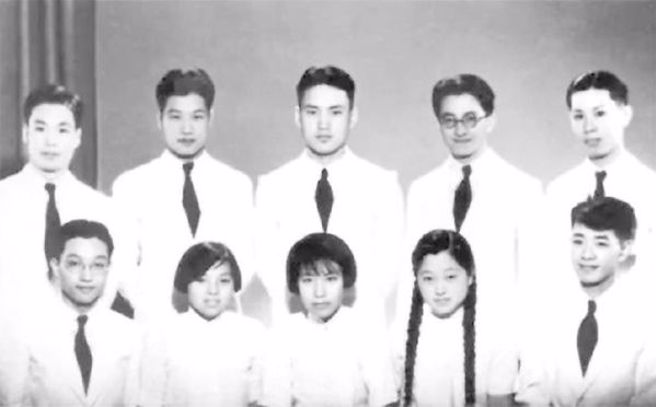 何泽慧（前排右2）于1936年以最优异成绩毕业于清华大学，1940年获德国柏林工业大学工程博士学位。图为清华毕业与同学合照。（图／中国科学院)