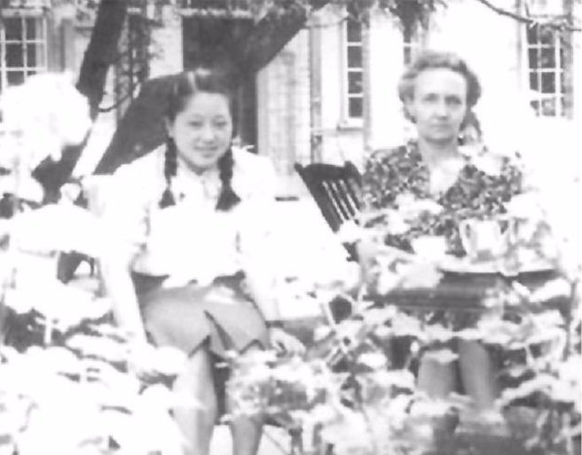 1946年何泽慧与居里夫人的女儿伊莱娜．居里于巴黎实验室。（图／新浪网）