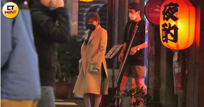 吃飽喝足後兩人先走步出餐廳。（圖／本刊攝影組）