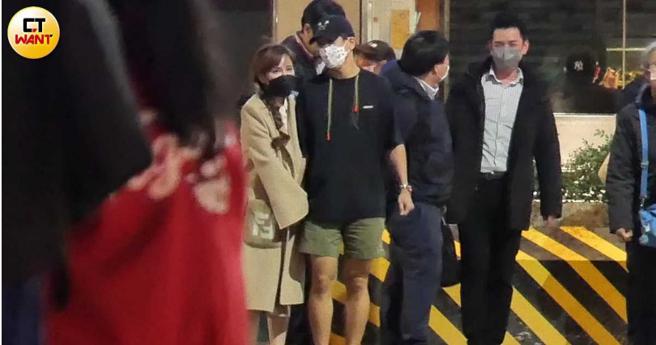 一走到餐廳外面劉涵竹又立刻靠到男友身邊勾起手來取暖。（圖／本刊攝影組）