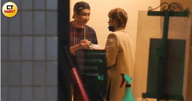 兩人返回劉涵竹位於松山區的住處，不時還甜滋滋地聊著天。（圖／本刊攝影組）