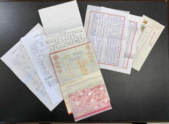 来自海南岛的陆配阿香和一双儿女，非常感谢邱光吾法官代偿先生遗留3万元卡债，两个孩子经常写信、寄卡片给他，希望长大像他一样帮助人。（图／读者提供）