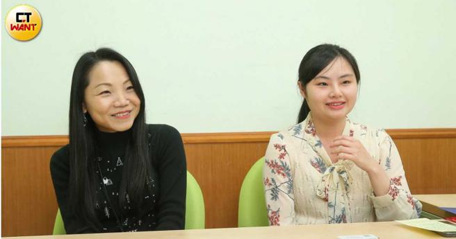 邱光吾法官的前后任书记官林郁菁和唐千雅，希望他关心当事人权益之余，也要注意自己的健康。（图／黄耀徵摄）