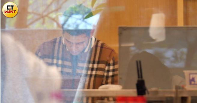 本刊直击周兴哲拜师学做菜的表情专注认真。（图／本刊摄影组）