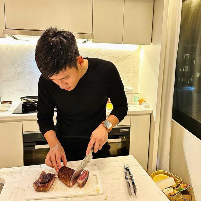 厨艺极佳的周兴哲经常弄牛排给未婚妻赵岱新享用。（图／取自周予天脸书）