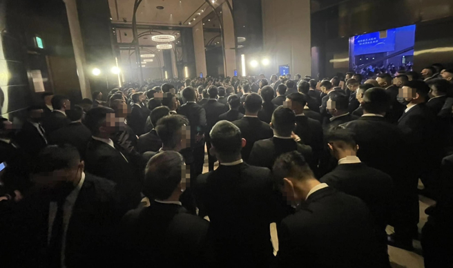 竹聯幫明仁會6日在台北市中山區大直萬豪酒店預定85桌，並請來藝人獻唱，以及170旗袍辣妹迎賓、桌邊服務。（讀者提供）