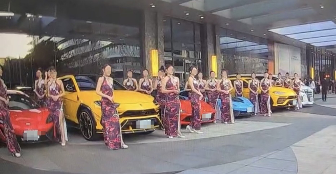 竹聯幫明仁會6日在台北市中山區大直萬豪酒店預定85桌，並請來藝人獻唱，以及170旗袍辣妹迎賓、桌邊服務。（讀者提供）