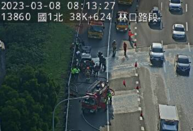上班族注意！国1南下林口段「火烧车」，回堵2公里。(翻摄高速公路1968)