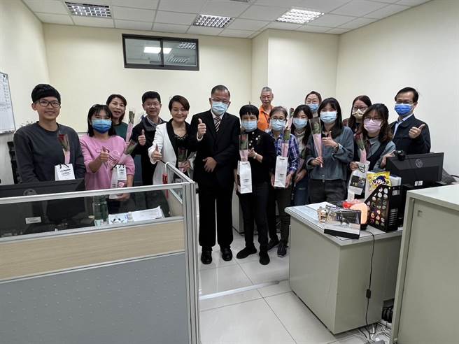 大雅警分局長劉雲鵬特向在工作崗位上，盡忠職守不辭辛勞的女性同仁們，致上祝福與感謝慶祝婦女節快樂。（警方提供）