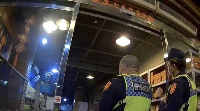 警方获报后赶抵现场处理。（翻摄照片／高雄洪靖宜传真）