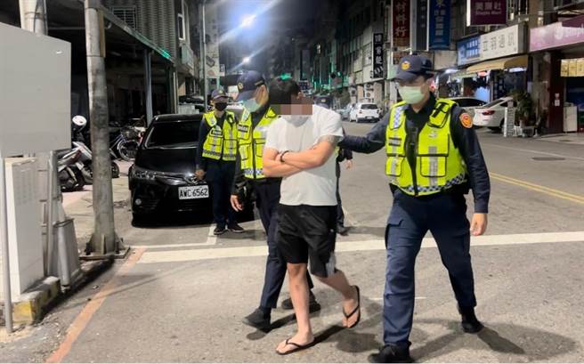 警方除将武女姊弟带回派出所，并将王姓男客查获到案。（翻摄照片／高雄洪靖宜传真）