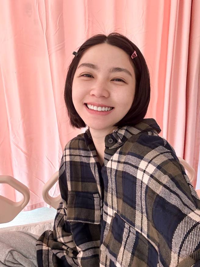 曾智希PO素顏病床照，表示：「祝我手术顺顺利利」。（图／FB@曾智希）