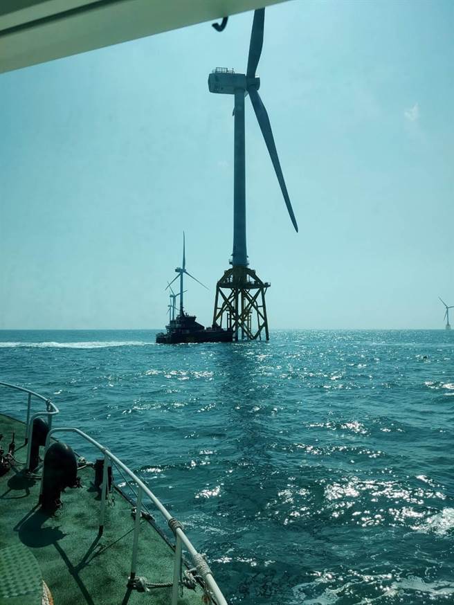 台中港离岸风电风机水上基座，昨天被发现有具男性遗体，台中海巡队已报请相验，并进一步追查身分中。（民眾提供）