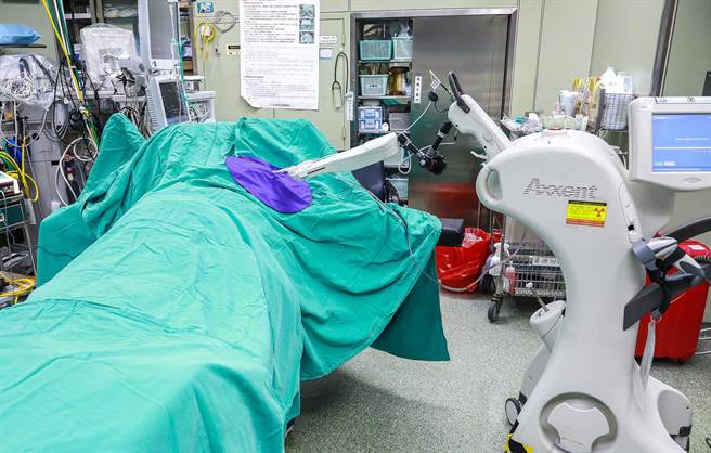 妇女节前夕，屏基完成屏东首次乳癌手术中放疗。(屏基提供)