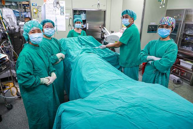 妇女节前夕，屏基完成屏东首次乳癌手术中放疗。(屏基提供)