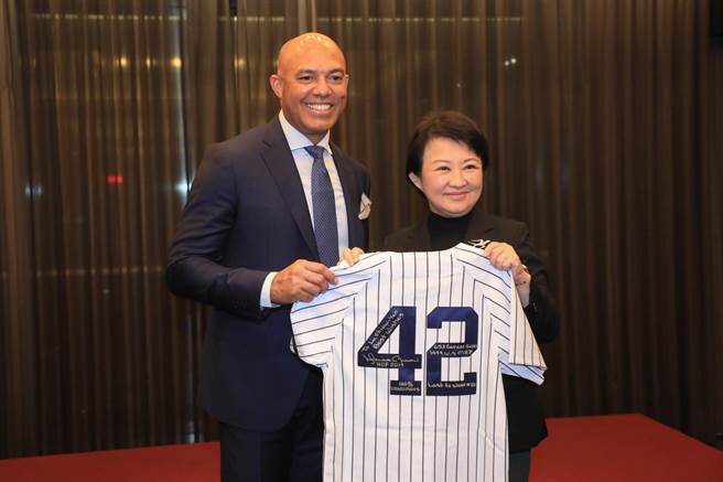 李维拉回赠卢秀燕一件42号经典球衣。(台中市府提供)