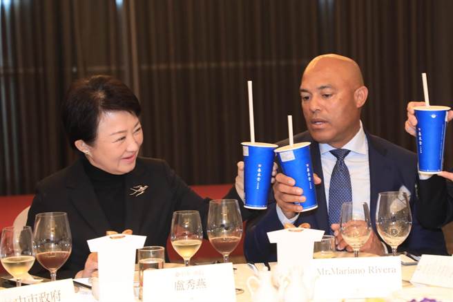 李维拉对珍珠奶茶感到好奇，特地拿起杯子仔细研究。(台中市府提供)