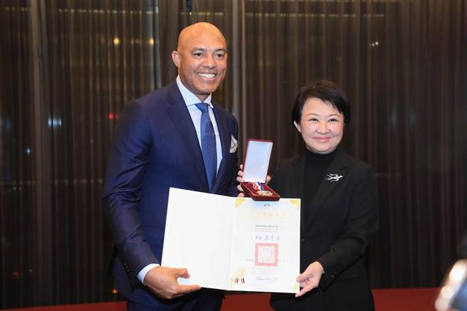 台中市长卢秀燕颁发荣誉市民证、荣誉市民纪念徽予李维拉。(台中市府提供)