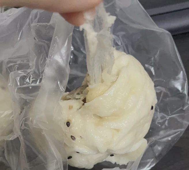 网友吃到最可怕的包子，咬一口抽出「14cm塑胶片」。（图／翻摄自爆料公社）