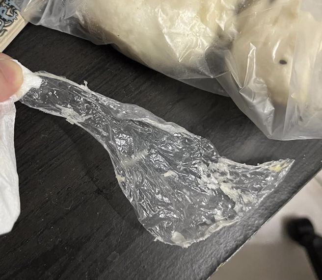 包子藏14公分塑胶片。（图／翻摄自爆料公社）