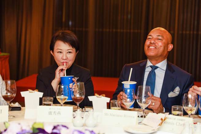 台中市长卢秀燕欢迎李维拉为经典赛开球，特别准备珍珠奶茶让李维拉尝鲜。(台中市府提供)