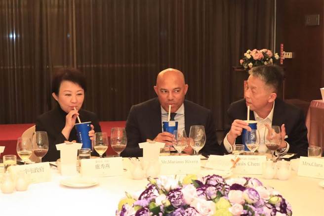 台中市府晚宴宴请李维拉，特别准备了春水堂创始店的珍珠奶茶给李维拉尝鲜。(台中市府提供)