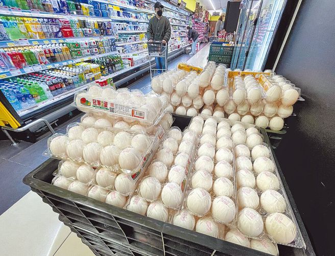 台湾近日出现蛋荒，鸡蛋的批发价涨至每台斤55元，创歷史新高。图为卖场陈列的鸡蛋。（资料照／陈信翰摄）
