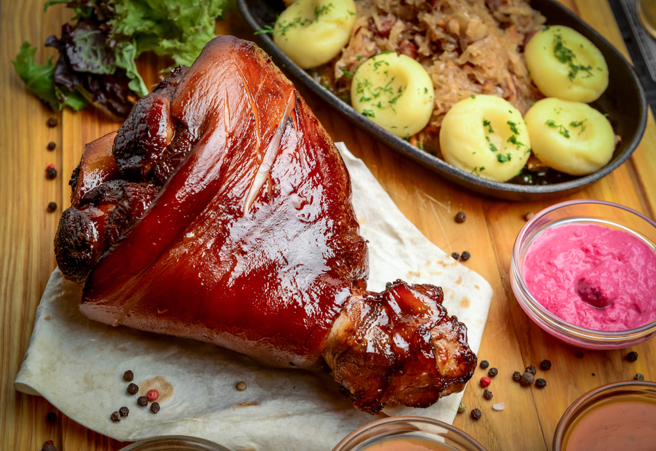 营养师苏祺媛表示，多吃猪脚不但无法补充胶原蛋白，反而会吃进大量热量。（示意图／Shutterstock）