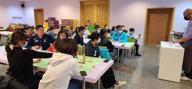 欢庆妇女节幸福时光，大甲分局长谢建国等，昨日手作糕点烤出幸福香气慰劳女性同仁，一起度过最美好的幸福时光。（警方提供／陈世宗台中传真）