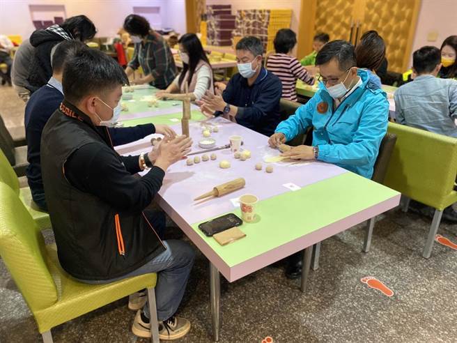 欢庆妇女节幸福时光，大甲分局长谢建国等，昨日手作糕点烤出幸福香气慰劳女性同仁，一起度过最美好的幸福时光。（警方提供／陈世宗台中传真）