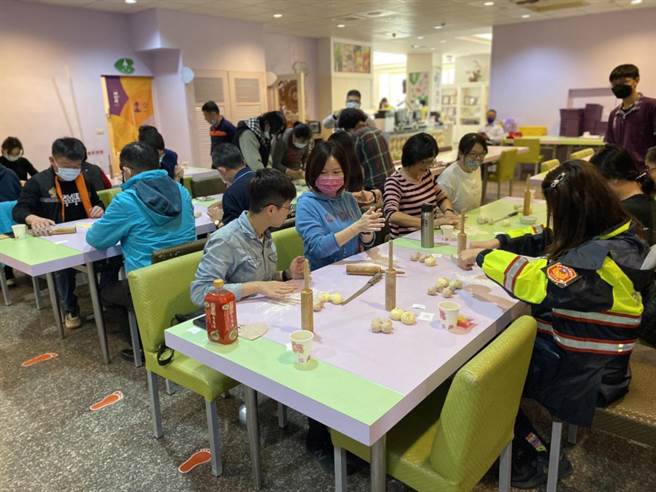 欢庆妇女节幸福时光，大甲分局长谢建国等，昨日手作糕点烤出幸福香气慰劳女性同仁，一起度过最美好的幸福时光。（警方提供／陈世宗台中传真）