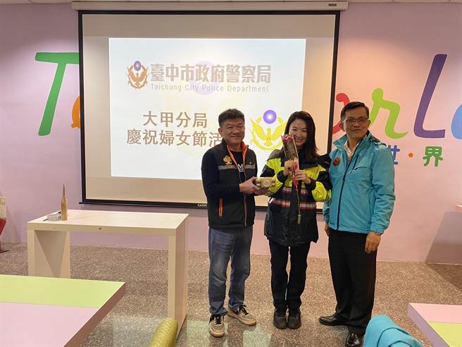 欢庆妇女节幸福时光，大甲分局长谢建国等，昨日手作糕点烤出幸福香气慰劳女性同仁，一起度过最美好的幸福时光。（警方提供／陈世宗台中传真）