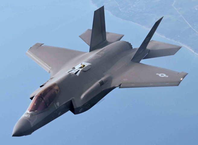 美国空军F-35A隐形战机2022年8月23日加油后的资料照。（美国空军）