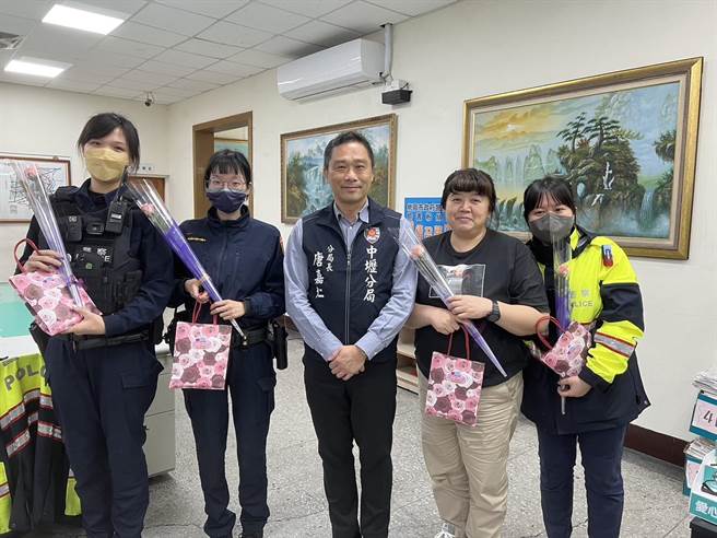 中坜警分局长唐嘉仁在妇女节赠面膜、玫瑰花让女警、志工美美过节。(警方提供／吕筱蝉桃园传真)