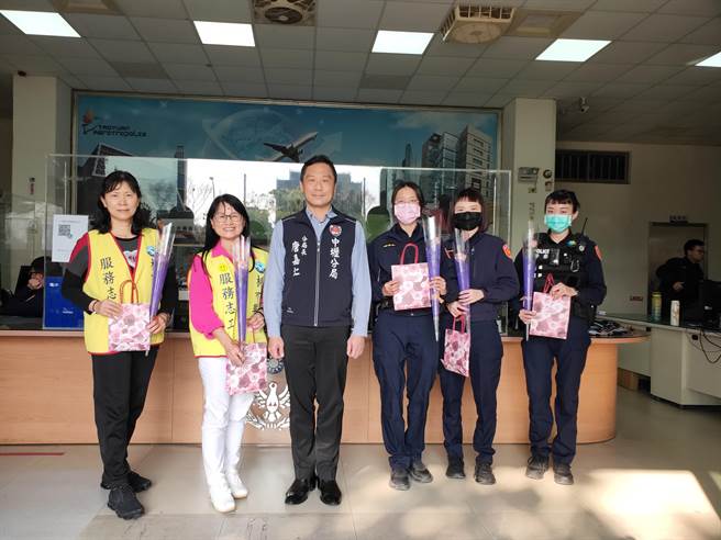 中坜警分局长唐嘉仁在妇女节赠面膜、玫瑰花让女警、志工美美过节。(警方提供／吕筱蝉桃园传真)