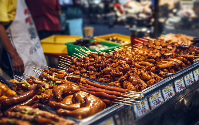 烧烤店菜单塞满「干话」，吸引 1.6万人狂讚。（图／shutterstock）