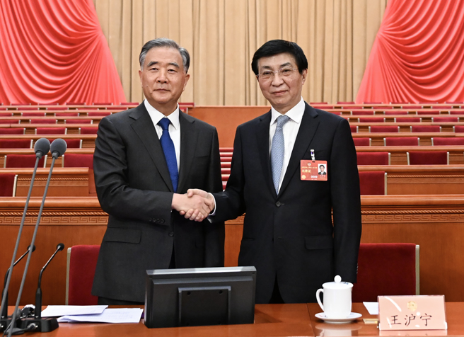 3月3日，中国人民政治协商会议第十四届全国委员会第一次会议预备会议在北京人民大会堂举行。这是十三届全国政协主席汪洋同全国政协十四届一次会议主席团会议主持人王沪寧握手。(新华社)