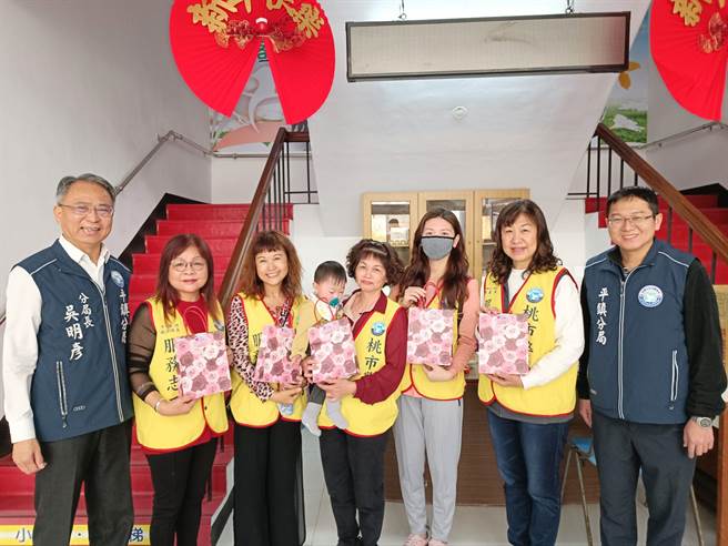 庆祝妇女节桃市平镇警分局赠礼品慰劳女同仁。(警方提供／吕筱蝉桃园传真)